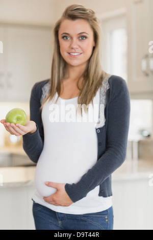 Schwangere Frau mit einem Apfel Stockfoto