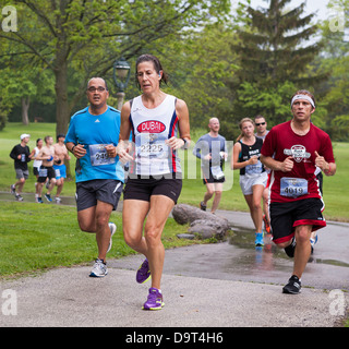 Läufer nehmen an den Felsen und Seezunge 1/2 Marathon in Milwaukee, Wisconsin. Stockfoto