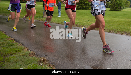 Läufer nehmen an den Felsen und Seezunge 1/2 Marathon in Milwaukee, Wisconsin. Stockfoto