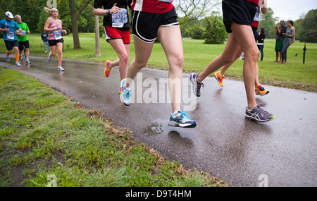 Läufer nehmen an den Felsen und Seezunge 1/2 Marathon in Milwaukee, Wisconsin. Stockfoto