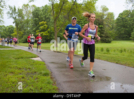 Läufer nehmen an den Felsen und Seezunge 1/2 Marathon in Milwaukee, Wisconsin. Stockfoto