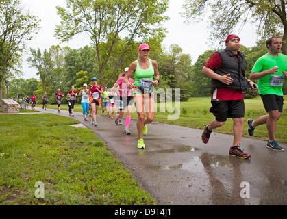 Läufer nehmen an den Felsen und Seezunge 1/2 Marathon in Milwaukee, Wisconsin. Stockfoto