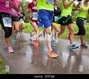 Läufer nehmen an den Felsen und Seezunge 1/2 Marathon in Milwaukee, Wisconsin. Stockfoto