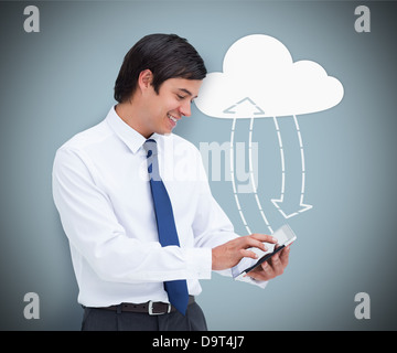 Geschäftsmann hält einen Tablet-pc Verbindung mit Cloud computing Stockfoto