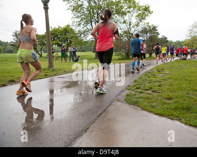 Läufer nehmen an den Felsen und Seezunge 1/2 Marathon in Milwaukee, Wisconsin. Stockfoto