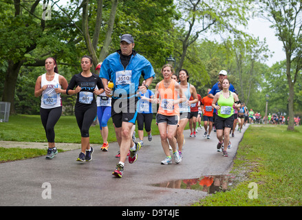 Läufer nehmen an den Felsen und Seezunge 1/2 Marathon in Milwaukee, Wisconsin. Stockfoto