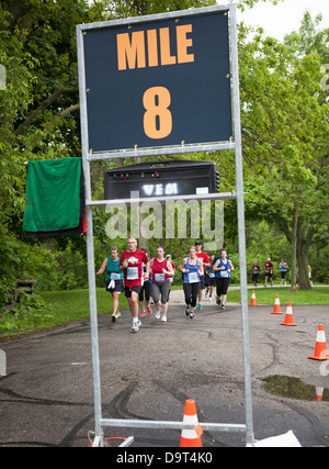 Läufer nehmen an den Felsen und Seezunge 1/2 Marathon in Milwaukee, Wisconsin. Stockfoto