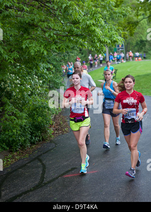 Läufer nehmen an den Felsen und Seezunge 1/2 Marathon in Milwaukee, Wisconsin. Stockfoto