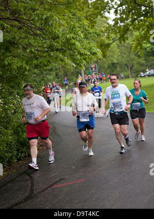 Läufer nehmen an den Felsen und Seezunge 1/2 Marathon in Milwaukee, Wisconsin. Stockfoto