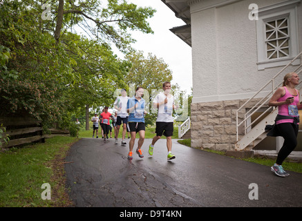 Läufer nehmen an den Felsen und Seezunge 1/2 Marathon in Milwaukee, Wisconsin. Stockfoto