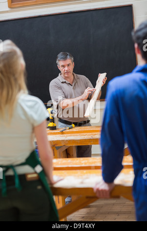 Erklären, Lehrer und die Holzarbeit-Klasse Stockfoto