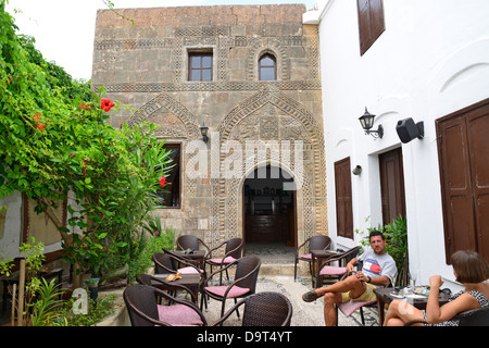 Innenhof im 16. Jahrhundert Kapitäns House Cafe Bar, Lindos, Rhodos (Rodos), die Dodekanes, South Aegean Region, Griechenland Stockfoto