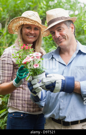 Mann und Frau hält einen Blumentopf Stockfoto