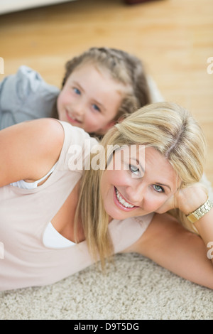 Mutter und Tochter auf Boden Stockfoto