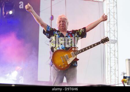 25. Juni 2013 - Del Mar, Kalifornien, führt USA - Gitarrist MICK RALPHS mit BAD COMPANY in das San Diego County Fair Tribüne Stadium. (Kredit-Bild: © Daniel Knighton/ZUMAPRESS.com) Stockfoto