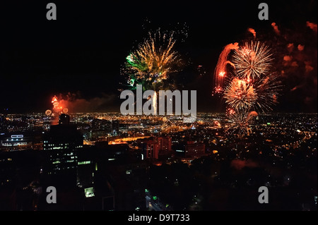 Spektakuläres Feuerwerk von oben auf einen Wolkenkratzer Leuchten am Nachthimmel über Melbourne Australien fotografiert. Stockfoto