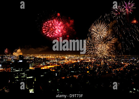 Spektakuläres Feuerwerk von oben auf einen Wolkenkratzer Leuchten am Nachthimmel über Melbourne Australien fotografiert. Stockfoto