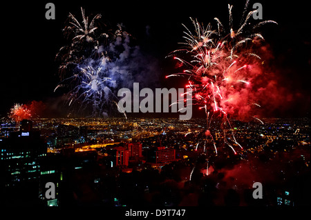Spektakuläres Feuerwerk von oben auf einen Wolkenkratzer Leuchten am Nachthimmel über Melbourne Australien fotografiert. Stockfoto
