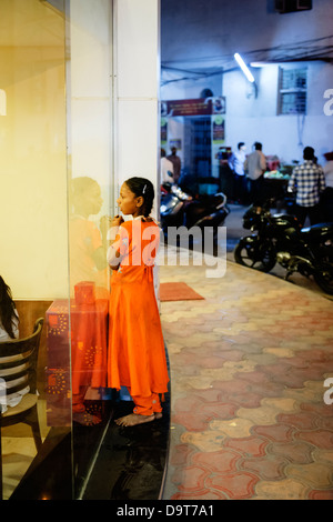 Ein armes Kind starrte sehnsüchtig in einem Café in Amritsar, Indien. Stockfoto