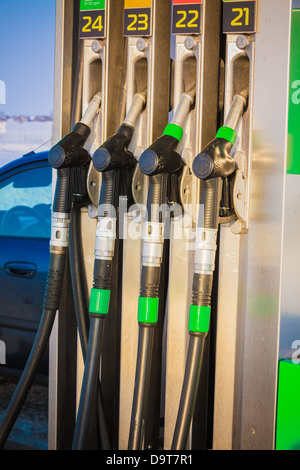 Detail der Schläuche der Zapfsäule an einer Tankstelle Stockfoto