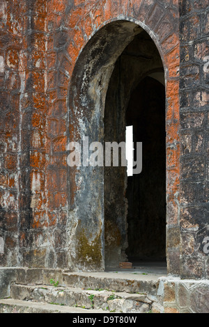 Teilansicht der Ruinen der katholischen Kirche auf Bokor Hill in der Provinz Kampot in Kambodscha Stockfoto