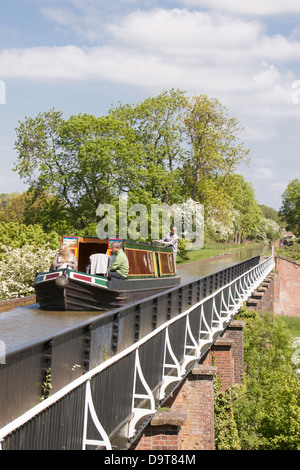 Narrowboat über Edstone Aquädukt auf der Stratford-upon-Avon-Kanal in der Nähe von Henley in Arden, Warwickshire, England, UK Stockfoto