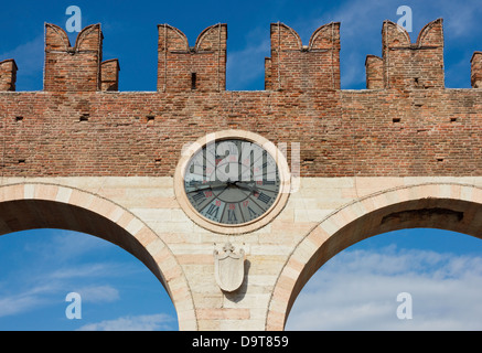 Porta-BH ist der Eingang zur Piazza Bra in Verona, Italien. Detail-Schuss der Bögen über den strahlend blauen Himmel. Stockfoto