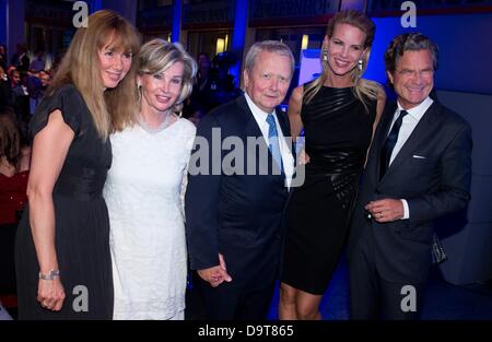 Frau des russischen Botschafters, Maria S. Koteneva (L-R), Claudia Huebner, Wolfgang Porsche, Miriam und Florian Langenscheidt posieren auf dem roten Teppich der Deutscher Gründerpreis (deutscher Unternehmer Preis) in Berlin, Deutschland, 25. Juni 2013. Foto: Jörg CARSTENSEN Stockfoto