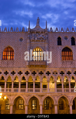 Detail der Fassade der Dogenpalast in Venedig, in den frühen Morgenstunden durch das Licht der Laternen beleuchtet. Stockfoto