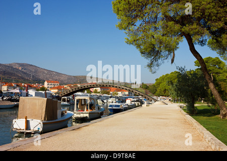 Wasser mit Booten entlang der Küste in Trogir, Kroatien in einem hellen, sonnigen Sommertag gefüttert. Stockfoto