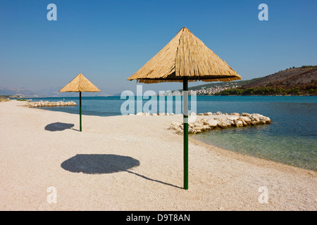 Schönen abgelegenen Strand am Adriatischen Küste in der Nähe von Trogir in Kroatien mit kristallklarem Wasser lädt Ruhe. Stockfoto