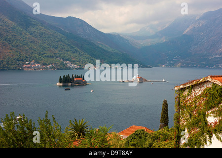 Blick von der Stadt von Perast in Richtung der Insel mit dem Kloster Saint George in der Bucht von Kotor in Montenegro. Stockfoto