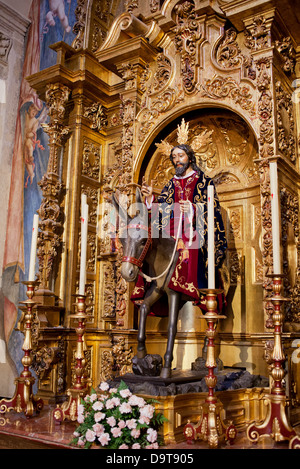 Jesus reist auf einem Esel in Jerusalem in die Kirche des Göttlichen Erlösers (Iglesia Colegial del Divino Salvador) in Sevilla, Spanien. Stockfoto