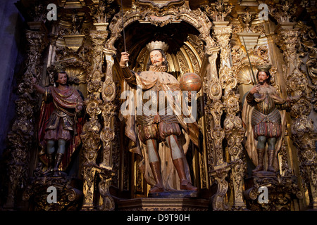 Saint Ferdinand flankiert von Saint Louis und Saint Ehrentiteln Retabel in der Kathedrale von Sevilla, Sevilla, Spanien. Stockfoto