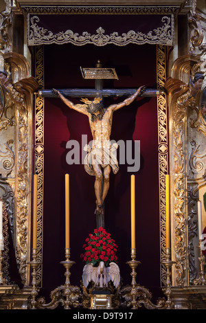 Jesus Christus am Kreuz Skulptur in der Kirche des Göttlichen Erlösers - Iglesia Colegial del Salvador in Sevilla, Spanien. Altar Christus der Liebe fr Stockfoto