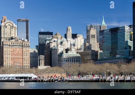 Verschneite Battery Park angesehen vom New Yorker Hafen im winter Stockfoto