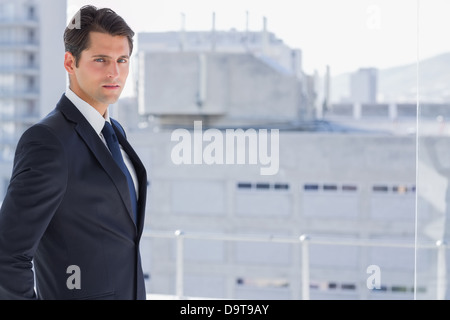 Gut aussehend zuversichtlich Geschäftsmann stehend Stockfoto