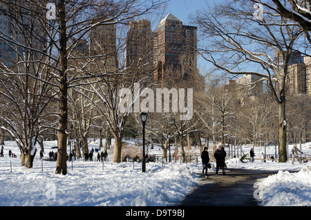 Menschen zu Fuß durch Schnee bedeckt Central Park im winter Stockfoto