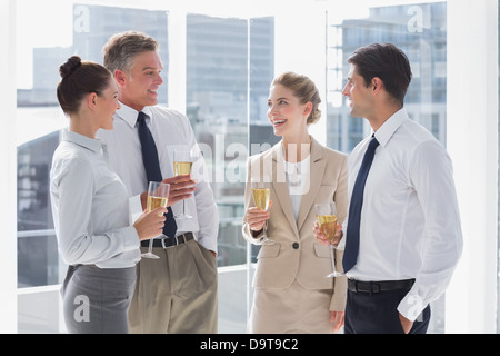 Gruppe von fröhlichen Geschäftsleute ihre Flöten Champagner Klirren Stockfoto