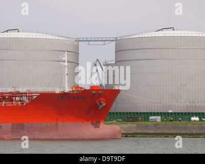 Tanker Schiff Jo Kashi im Öl-terminal im Hafen von Rotterdam, Niederlande Stockfoto