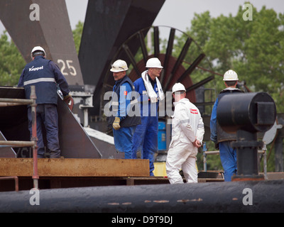 Gruppe von Männern aus Keppel Verolme Werften Inspektion Arbeit auf einer Bohrinsel im Hafen von Rotterdam, Niederlande Stockfoto
