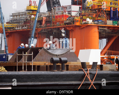 Gruppe von Männern aus Keppel Verolme Inspektion Arbeit auf Bohrinseln Plattform Teile in den Hafen von Rotterdam, die Niederlande Stockfoto