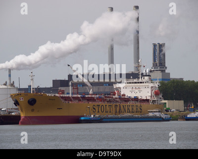 Große Tanker Schiff in den Hafen von Rotterdam mit großen Kraftwerk im Hintergrund. die Niederlande Stockfoto