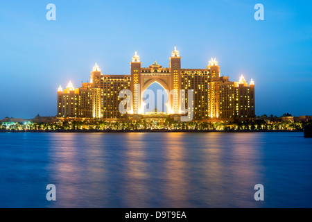 Blick auf The Palm Atlantis-Luxus-Hotel auf der künstlichen Insel Palm Jumeirah Dubai Vereinigte Arabische Emirate Stockfoto