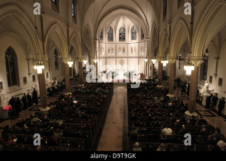 Die Blaue Messe, die während der Polizeiwoche 2013 in der St. Patrick’s Cathedral abgehalten wurde, gedenkt an die im Dienst verstorbenen Polizeibeamten. Der Dienst würdigte ihr Opfer und ihren Beitrag zur öffentlichen Sicherheit. Stockfoto