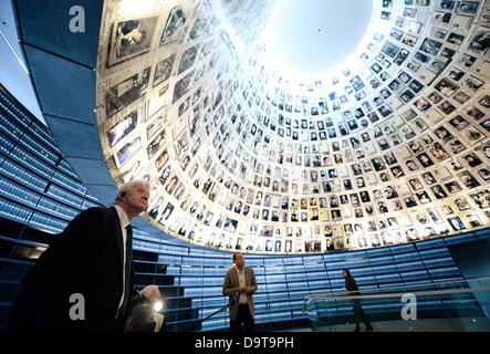 Premier des Landes Baden-Württemberg Winfried Kretschmann (grüne) besucht die Halle der Namen im Holocaust-Gedenkstätte Yad Vashem in Jerusalem, Israel, 26. Juni 2013. Kretschmann und eine Delegation besuchen Israel und die palästinensischen Gebiete. Foto: BERND WEISSBROD Stockfoto