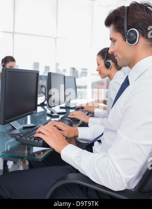 Gruppe von Call-Center-Mitarbeiter arbeiten an Computern Stockfoto