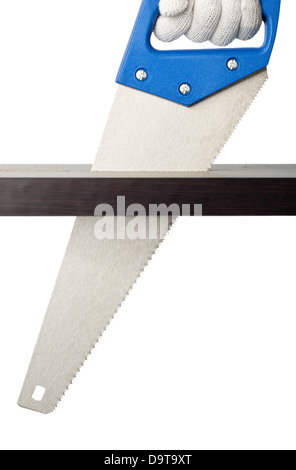 Behandschuhte Hand Sägen ein Brett aus Holz isoliert auf weißem Hintergrund Stockfoto