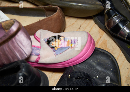 Alte Schuhe recycelt Stockfoto