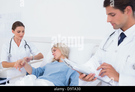 Arzt Puls des Patienten Stockfoto